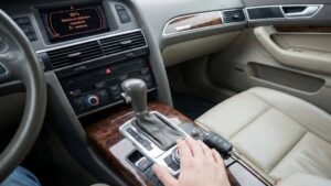 Audi A6 C6 elektrinis rankinis užstrigo, kaip atleisti stabdį?