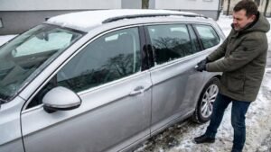 VW Passat B8 durų spyna, kodėl neatsidaro per šaltį?